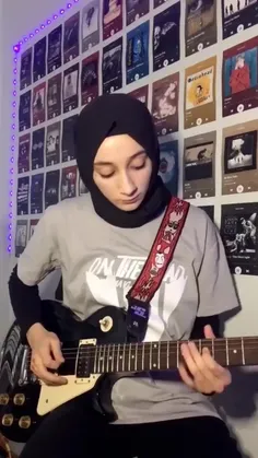 گیتاریست با حجاب.