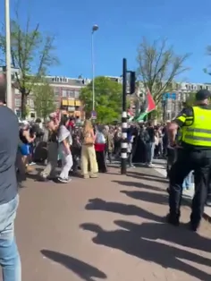 پرچم مقدس ایران در راهپیمایی علیه اسرائیل در آمستردام هلن