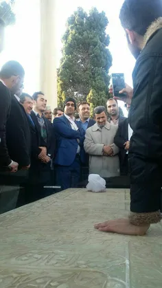 محمود احمدی نژاد بر سر مزار حضرت حافظ 