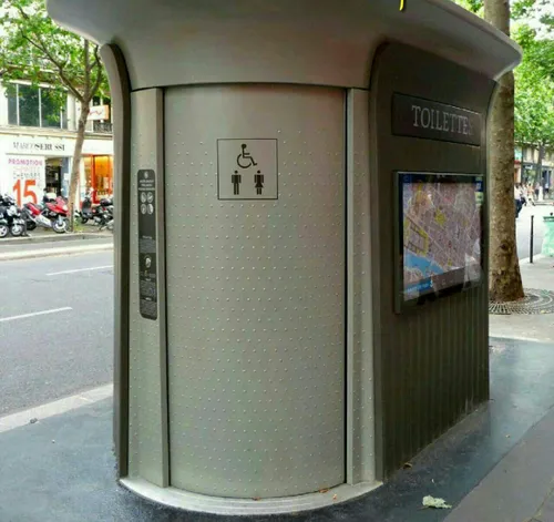 در بیش تر شهرهای اروپایی توالت های عمومی اتوماتیک وجود دا