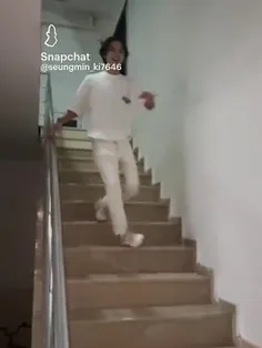 وقتی می‌خوام جذاب از پله ها بیام پایین😐😂