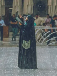 پیش نماز مسجد بالای منبر میگفت: 