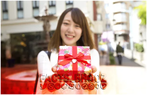 در ژاپن روز ولنتاین فقط دخترها به پسرها کادو میدهند !