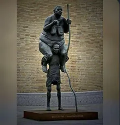 این مجسمه رو یه هنرمند دانمارکی بنام «گینس» ساخته؛