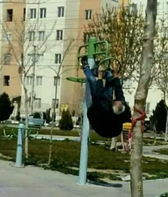 حالا اگه بگی برو نونوایی میگه منه پیرمرد که پا ندارم😂 😂