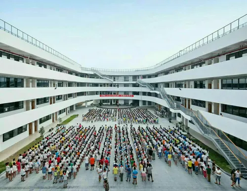 بزرگترین مدرسه دنیا در شهر مونتسوری هندوستان با تعداد بیس
