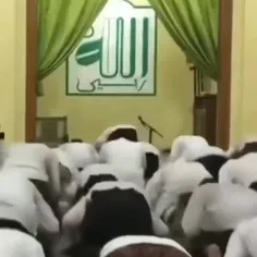 چه با عجله نماز میخونن 😳