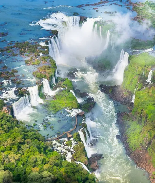 آبشار ایگواسو در مرز مشترک دو کشور برزیل و آرژانتین قرار 