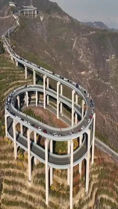 پل جاده ای سه طبقه در کوه تیان لونگ چین...