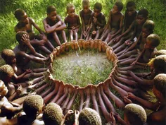 یک قبیله آفریقایی رسم جالبی دارد.  وقتی کسی کار بدی میکند
