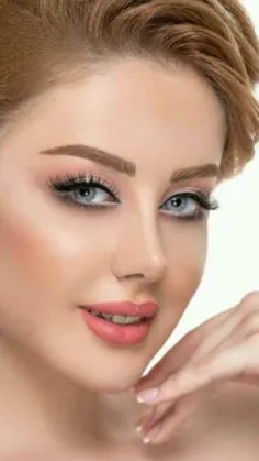 دیروز را ورق می زنم و خاطرات گذشته را مرور می کنم .