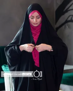 نسرین خانم دارد خودش را آماده میکند تا به مسجد برود
