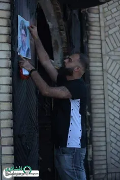 ️ ‏برادر عراقی در حال نصب تصویر مقام معظم رهبری بر روی در