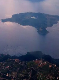 جزیره ای در دریاچه ای روی جزیره ای در دریاچه ای روی جزیره