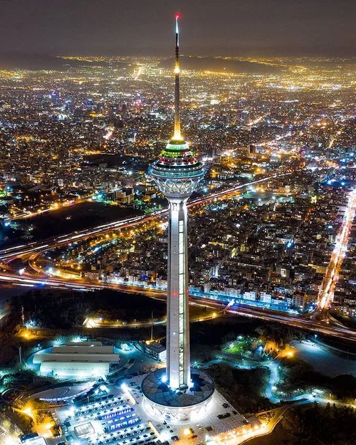 نمای زیبایی از برج میلاد تهران در شب😍