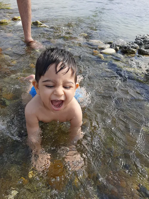 پسرم که عاشق آب بازی کردنه🥰