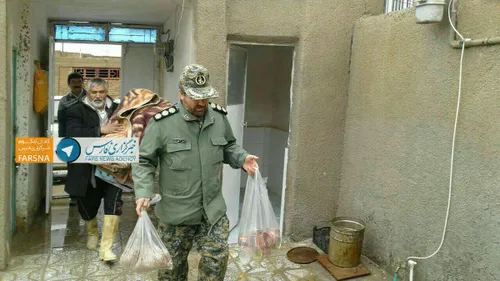 فرمانده سپاه خواف درمناطق سیل زده درحال امدادرسانی به مرد
