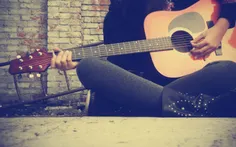 #دختر در حال نواختن گیتار