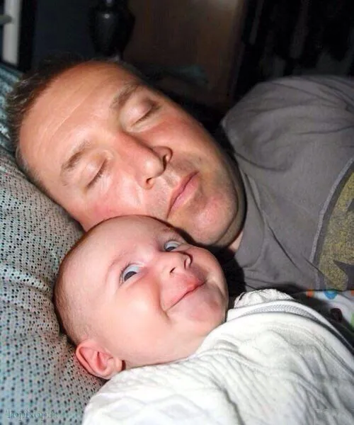 بجایی اینکه بچه زودتر بخوابه. بابا یه خوابش برده
