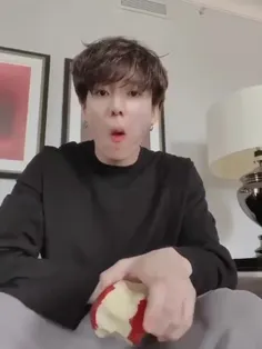 چهارسال پیش امروز جونگکوک در حال خوردن سیب یه ویدیویی از 