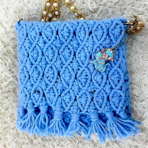 کیف مکرومه آبی اجرا شده با پترن الماسی