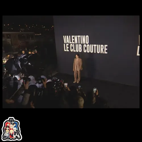 عکس منتشر شده از شوگا در فشن شو برند Valentino در پاریس