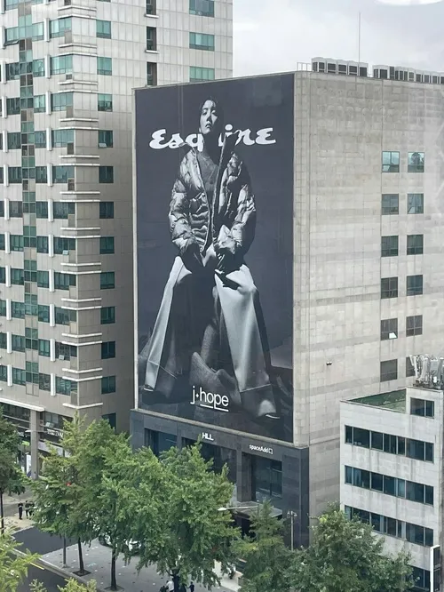 اسلاید یک بیلبورد Esquire Korea با جی هوپ،  در همان مکان،