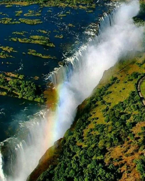 آبشار ویکتوریا با ارتفاع ۱۰۸ متر در خط مرزی دو کشور زامبی