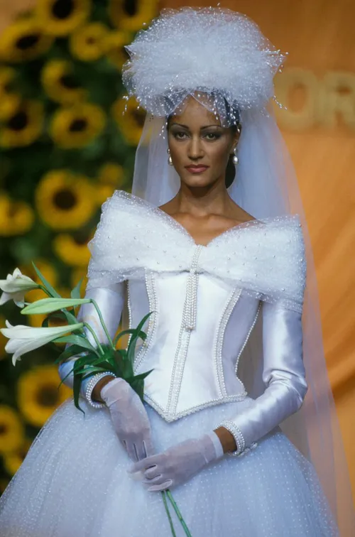 نگاهی به تحول در طراحی و مدل لباس عروس طی ۱۰۰ سال گذشته ل