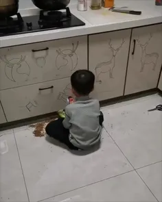 خلاقیت و هنرنمایی پسر بچه با دریل روی کابینت‌های آشپزخانه
