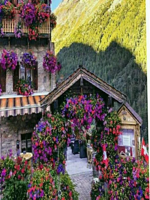 آرولا روستای کوهستانی زیبا و رویایی با خانه های غرق در گل