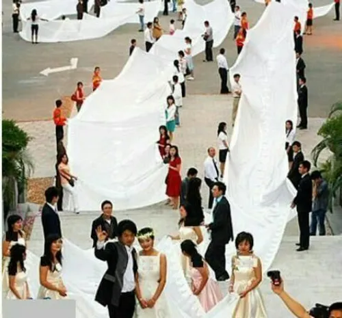 بلندترین لباس عروس دنیا، در روز عروسی خود لباسی بر تن می 