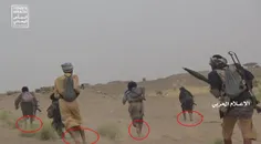 عکس عجیب و تاثیرگذار از مبارزان پا برهنه یمنی در جنگ با م