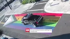 🔴 یک آمریکایی در فلوریدا با ماشینش پرچم نجس هم‌جنس‌بازان 