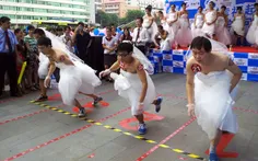 برگزاری مسابقه دو برای دامادهای چینی با لباس عروس (گوانگژ