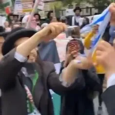 🎥 پاره‌کردن پرچم اسرائیل توسط یهودیان ضدصهیونیست