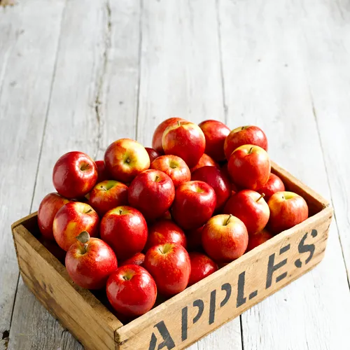 🍎 سیب برای دندان های شما بسیار مفید است و قند موجود در آن