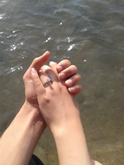 دست من و عشقم و انگشتر عشقم