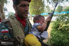 📸 تصویری تاثیرگذار از حفاظت از یک کودک در حاشیه حمله ترور