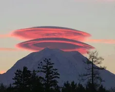 تشکیل ابرهای دایره ای زیبا بالای قله ی کوه