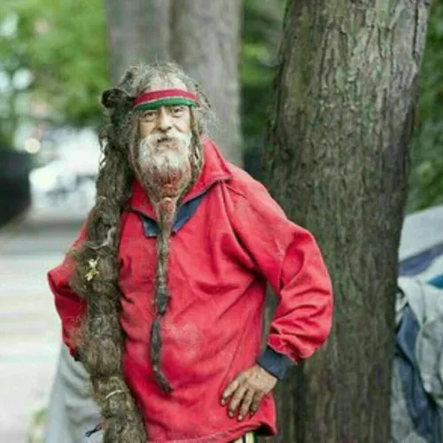 این پیرمرد خیابانی با موهای عجیبش شهرت خاصی در بین مردم پ