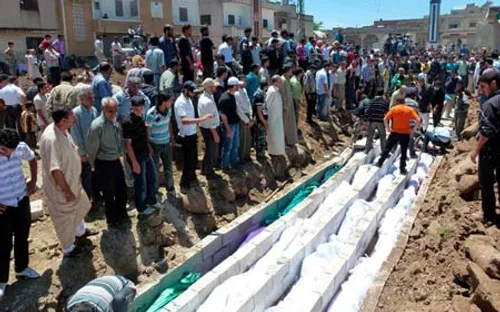 دفن دسته جمعی دهها کشته حادثه کشتار روستای حوله در حمص سو