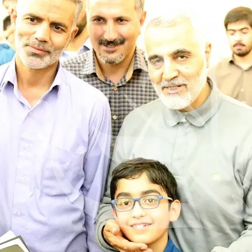 حاج قاسم سلیمانی در کنار خانواده شهید بادپا در کرمان