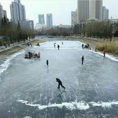 ⭕ ️اسکی زمستانه بر روی رودخانه یخ زده شهر پکن