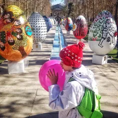 A girl with a balloon in her hands passes through the gia