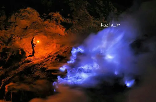 آتش فشان کاوا ایجن اندونزی با شعله ی آبی در شب. این شعله 