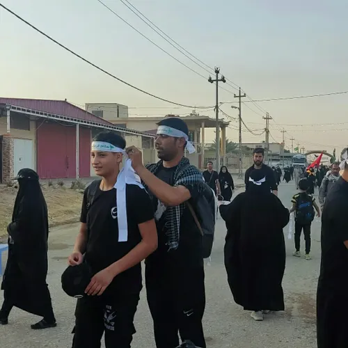 توزیع و بستن پیشانی بند سلام فرمانده در راهپیمایی اربعین