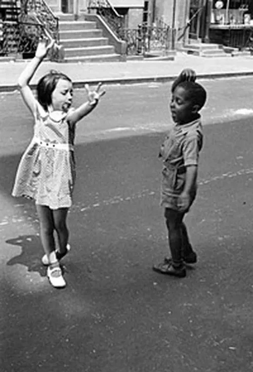 عکس قدیمی نوستالژیک رقص دو بچه در خیابان