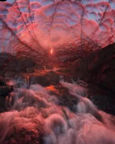 غار یخی در یک کوه آتش فشانی در سیبری