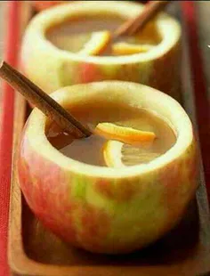 چای داغ رو توی سیب خالی شده بریزید و بهش چند تکه لیموی تا